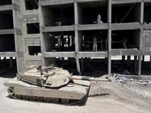 دبابة تابعة للجيش العراقي في ضواحي مدينة الفلوجة
