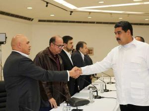 الرئيس الفنزويلي يلتقي مع أحزاب المعارضة لإيجاد حل للأزمة السياسية