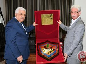 تسلم الرئيس محمود عباس، درع مؤتمر إقليم حركة "فتح" في سوريا، الذي عقد مؤخرا