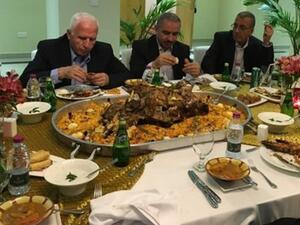 وفد فتح يضم عزام الأحمد ومحمد اشتية وجبريل الرجوب يتناولون إفطارا فاخرا ـ أرشيف