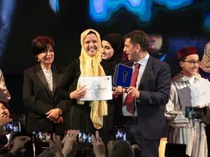 تتويج الطالبة فاطمة الزهراء بطلة تحدي القراءة في المغرب!