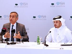 البروفيسور اللورد دارزي أوف دينهام، رئيس مجلس الإدارة التنفيذي لمؤتمر ويش، والسيد خليفه الكبيسي، رئيس المكتب الإعلامي بمؤسسة قطر، خلال الإعلان عن موعد ويش 2018