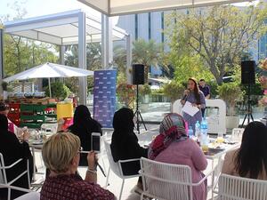 موظفة تتحدث عن رحلتها المهنية خلال الحدث.