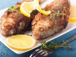 أن يكون قوام الرنجة متماسكا ويمكن معرفة ذلك عن طريق مسك السمكة
