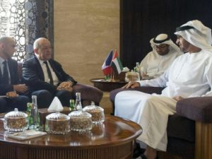 وزير الدفاع الفرنسي يقيّم في ابو ظبي نتائج اولى المهمات الجوية في سوريا