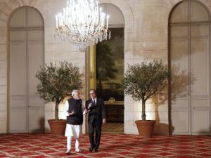 رئيس الوزراء الهندي نارندرا مودي مع الرئيس الفرنسي فرانسوا هولاند في قصر الاليزيه خلال زيارته الى فرنسا
