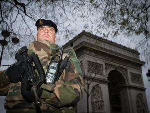 فرنسا: 128 عملية دهم الليلة الماضية