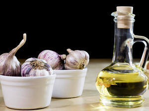 يُغذّي زيت الثّوم الشّعر من جذوره

