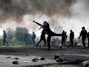 الاحتلال يصيب شابا بالرصاص ويسلّم جثمان شهيد في غزة