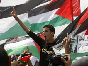 العلم الفسطيني عاليا .. 