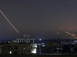 زعم الجيش الإسرائيلي أن القصف استهدف مركبة استخدمتها مجموعة فلسطينيين منصة لإطلاق الصواريخ 