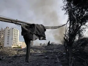 أربعة مواطنين من عائلة واحدة أصيبوا بشظايا قذيفة أطلقتها دبابات الاحتلال