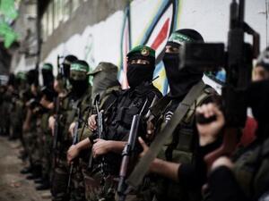 مقاتلون من كتائب عزالدين القسام،الجناح العسكري لحماس، خلال جنازة قائدهم احمد الجعبري في غزة/أ.ف.ب