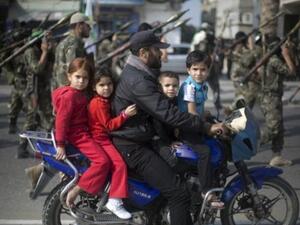 عائلة غزية تتنقل على دراجة/أ.ف.ب