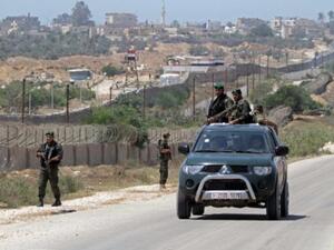 عناصر من أمن حكومة غزة على الشريط الحدودي مع مصر