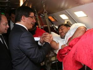 وزير خارجية تركيا يزور احد جرحى اسطول الحرية الذي تسبب في الازمة مع اسرائيل/أرشيف