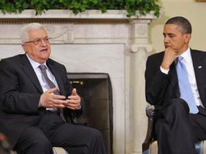 الرئيسان الاميركي باراك اوباما والفلسطيني محمود عباس خلال لقائهما في البيت الابيض