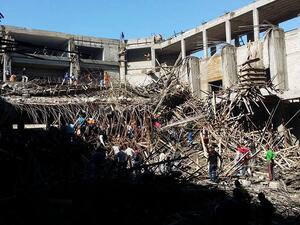 انهيار مبنى ضخم قيد الإنشاء في جامعة الأقصى