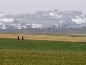 جنديان اسرائيليان يسيران بمحاذاة الحدود مع قطاع غزة
