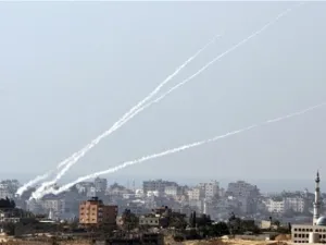 دخان ينطلق من مواقع اطلاق صواريخ فلسطينية على اسرائيل/أ.ف.ب