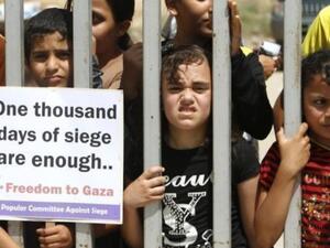 اطفال في غزة خلال وقفة للمطالبة بانهاء الحصار