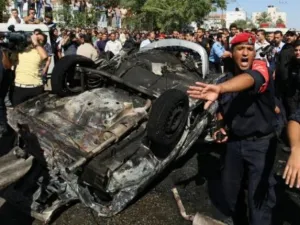 سيارة محترقة جراء القصف الإسرائيلي على غزة