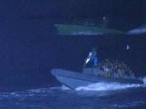 صورة من تلفزيون تركي لقارب اسرائيلي يقترب من سفينة مافي مرمرة