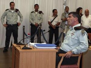 قائد الجيش الاسرائيلي غابي اشكينازي خلال مثوله امام لجنة التحقيق