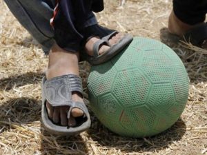 اطفال غزيون يلعبون كرة قدم/أ.ف.ب/أرشيف