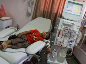 طفل فلسطيني في غرفة غسل الكلى في احد مستشفيات الاطفال في غزة
