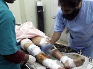 اطباء يعالجون جريحا في مستشفى ناصر في خان يونس