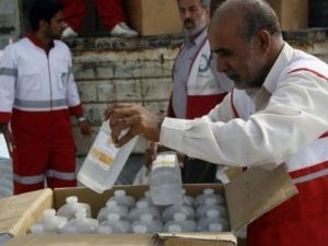 توضيب مساعدات طبية من الهلال الاحمر الايراني تحضيرا لارسالها الى قطاع غزة