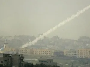 نشطاء فلسطينيون يطلقون 12 صاروخا على الاقل جنوب اسرائيل