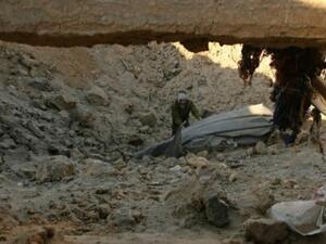 فلسطيني يتفقد انقاض نفق استهدفته غارة اسرائيلية في 5 كانون الثاني/يناير 2010
