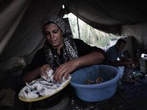 غزية تعد طعام الافطار لعائلتها في غزة في اليوم الاخير من رمضان/أ.ف.ب