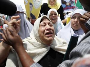 امرأة غزية تشكو الحصار خلال زيارة عمرو موسى للقطاع/أ.ف.ب