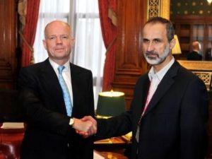 وزير الخارجية البريطاني وليام هيغ (يمين) يصافح رئيس الائتلاف السوري المعارض احمد معاذ الخطيب