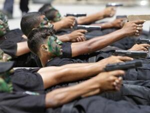 عناصر في شرطة حماس يشاركون في عرض تخرج في تموز/يوليو 2010 في غزة
