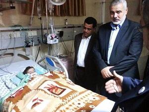 هنية يعود حفيده في المشفى/عن الانترنت