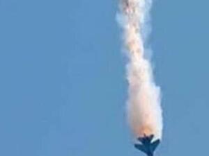 صورة نشرها موقع قريب من حماس لطائرة تشتعل فيها النيران وارفقها بخبر اسقاط الطائرة الاسرائيلية