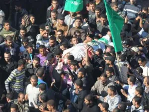 الآلاف يشيعون جثمان الشهيد الجعبري في قطاع غزة