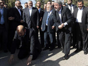 مشعل سجد لحظة دخولة اراضي فلسطين 