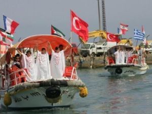 تلاميذ لبنانيون يرتدون لباسا يرمز الى ثياب نشطاء اسطول الحرية "الملطخة بالدماء" يشاركون في تظاهرة في ميناء صيدا