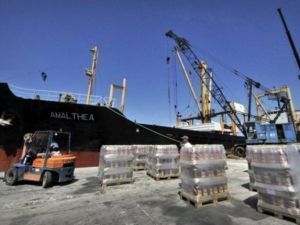 تحميل المساعدات الانسانية على متن السفينة امالثيا في مرفا لافريو
