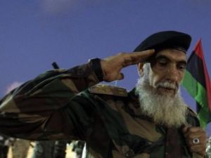 مقاتل في قوات المجلس الوطني الانتقالي في عرض عسكري في طرابلس