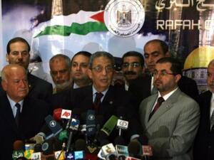 الامين العام للجامعة العربية عمرو موسى يحيط به عضو حماس باسم نعيم وزعيم فتح في غزة زكريا الاغا لدى وصوله غزة