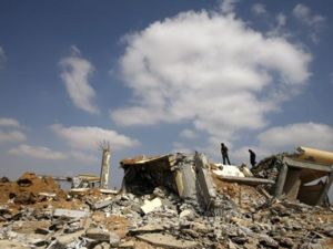 فلسطينيون يتفقدون الدمار الذي احدثه القصف الاسرائيلي في رفح/أ.ف.ب