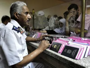 ضابط امن مصري يتفقد جوازات سفر المسافرين عبر المعبر/