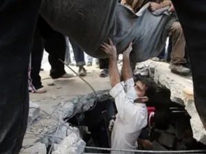اشخاص ينتشلون جثة احد افراد عائلة السموني في غزة يوم 18 يناير كانون الثاني 2009. 

