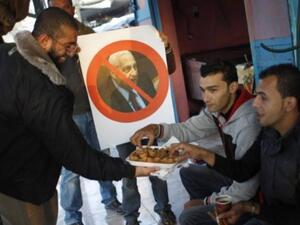 فلسطينيون يوزعون حلوى في شوارع غزة احتفالا بوفاة شارون/أ.ف.ب